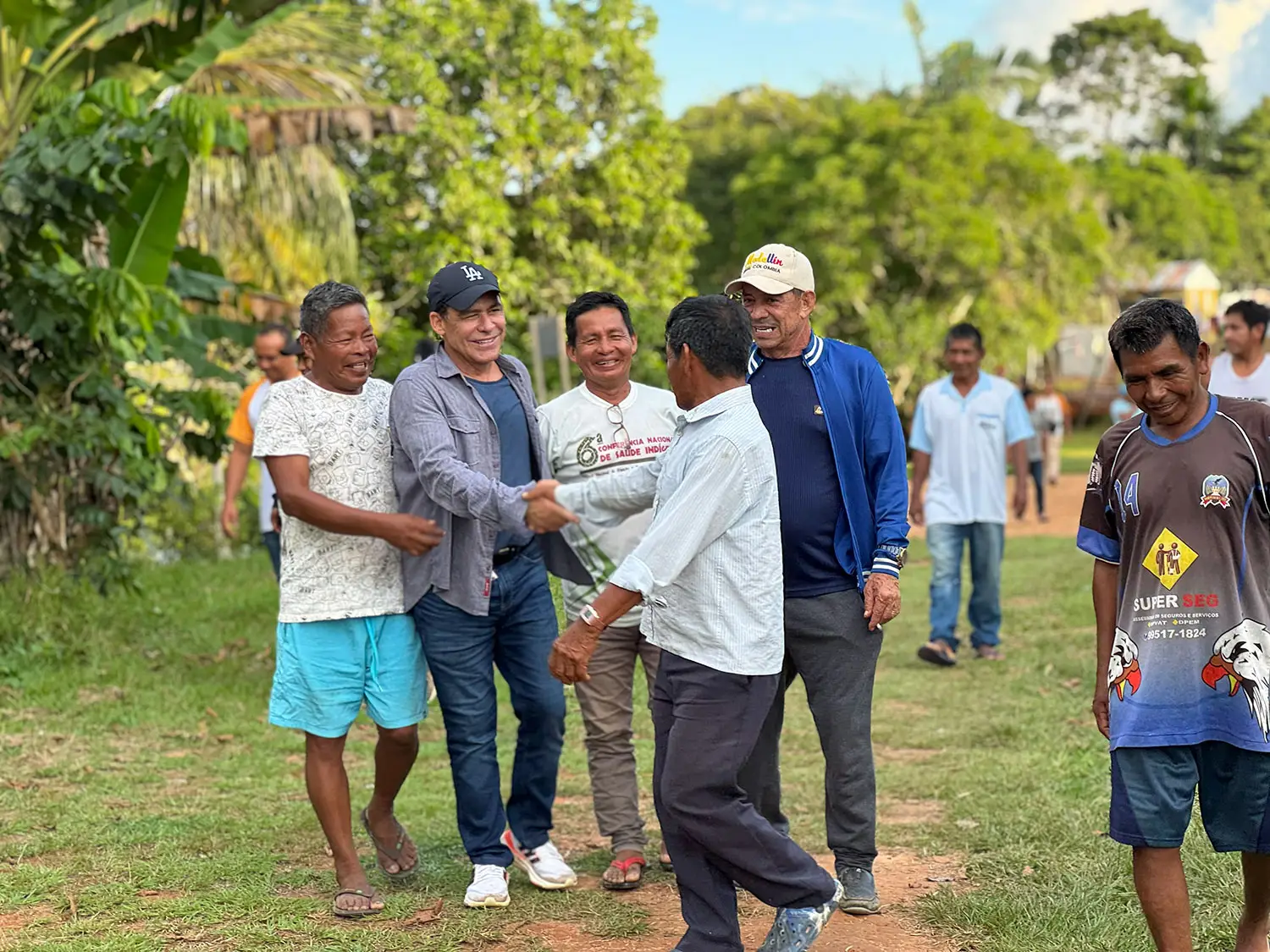David Bemerguy conversando com moradores em uma atividade comunitária